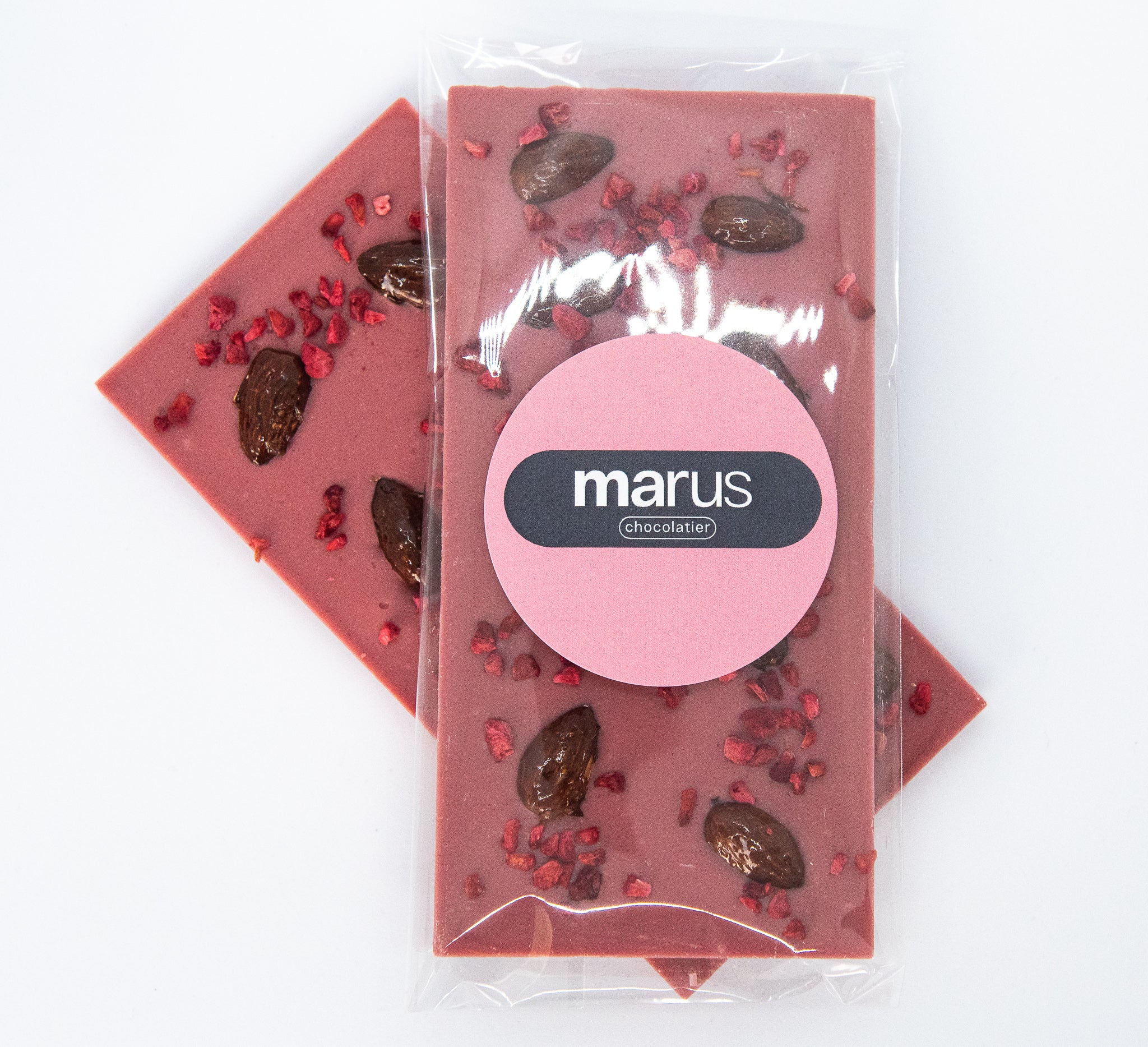 Ruby chokoladeplade med karamelliserede mandler og hindbær